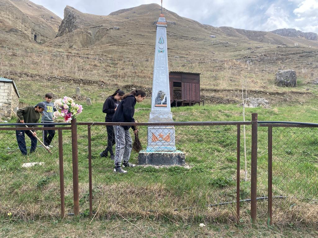 Традиционная акция « Обелиск» по уборке территории возле памятника погибшим односельчанам.